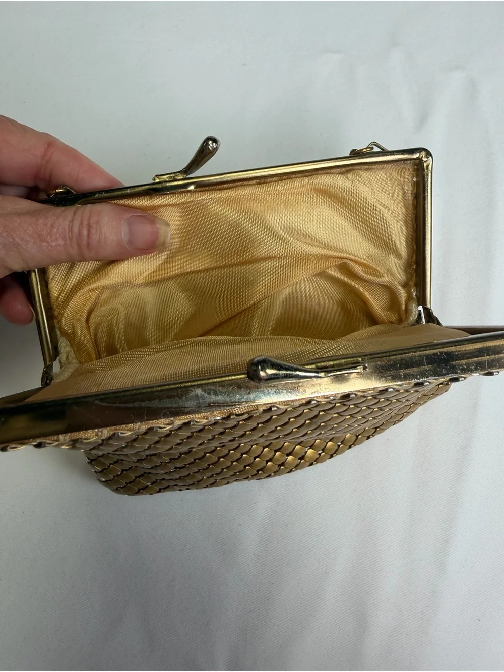 Vintage Beauty - Gold Chainmail Tiny and Elegant Evening Bag - excellent vintage - Picture 10 of 16